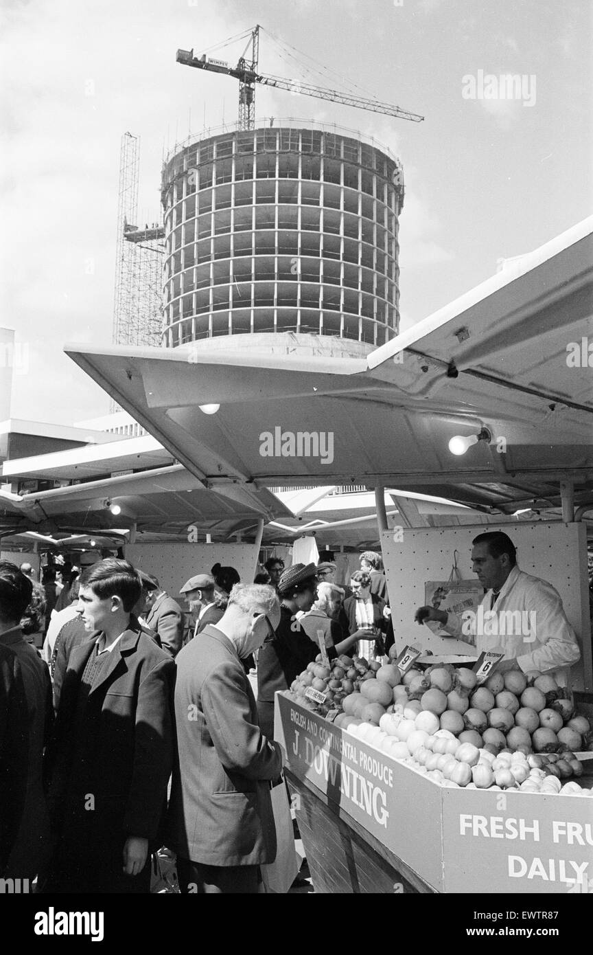 Bullring mercato all'aperto, centro Shopping e Rotunda, Birmingham, West Midlands. Il 27 luglio 1963. Foto Stock