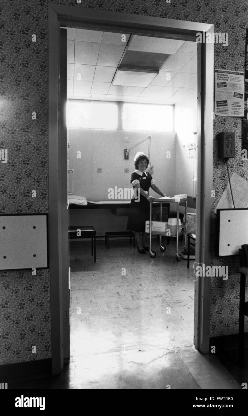 Queen Elizabeth Hospital, sceriffo Hill, Gateshead, Inghilterra. !St Settembre 1989. Suor Giovanna Murray in una delle camere di trattamento presso l'ospedale. Foto Stock