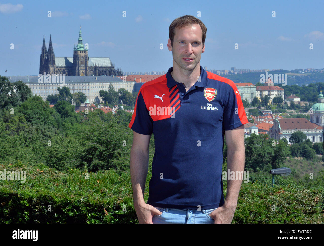 Praga, Repubblica Ceca. 1 Luglio, 2015. Portiere ceco Petr Cech nella foto durante la conferenza stampa a Praga Repubblica Ceca, Luglio 1, 2015. Petr Cech dice che è stata la decisione più difficile della sua carriera di concordare un trasferimento dal Chelsea dopo 11 anni di successo alla Premier League inglese rivale Arsenal. Parlando ai giornalisti due giorni dopo è stato firmato dall'Arsenal per la segnalazione di una tassa di circa 11 milioni di sterline. Cech dice che ha ricevuto diverse offerte ma per rimanere in Premier League è stata un altro fattore chiave. Credito: Michal Dolezal/CTK foto/Alamy Live News Foto Stock