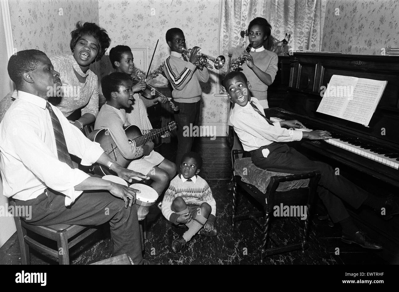 Herbert e Gloria Cameron con la loro famiglia. Maggio 1974. Foto Stock