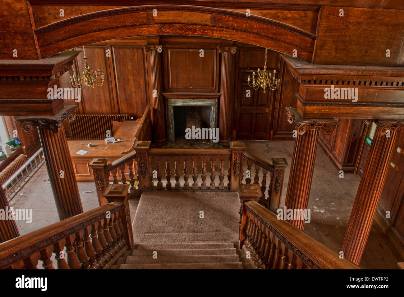 Un livello di dettaglio incredibile su incisa la scalinata in legno di quercia all'interno Silverlands Orfanotrofio, Chertsey, Surrey, Regno Unito Foto Stock