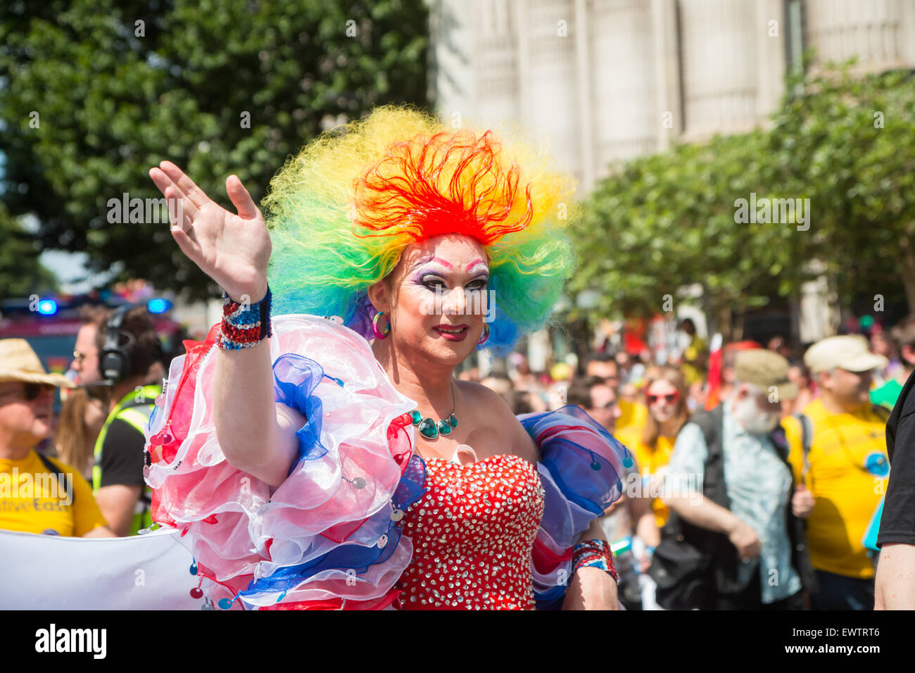 Drag queen sventolando la folla al Pride di Londra 2015 Foto Stock