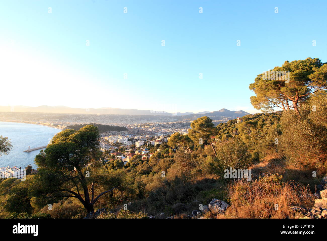 Vista dall'alto sopra la città di Nizza dal Mont Boron giardino, Costa Azzurra Foto Stock