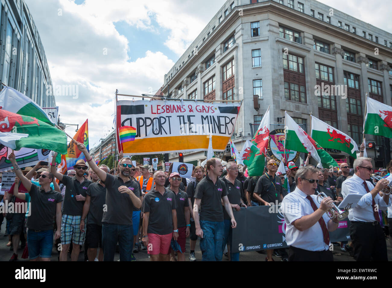 Lesbiche e Gay supportano i minatori (LGSM) Ritorno all'orgoglio a Londra dopo 30 anni Foto Stock