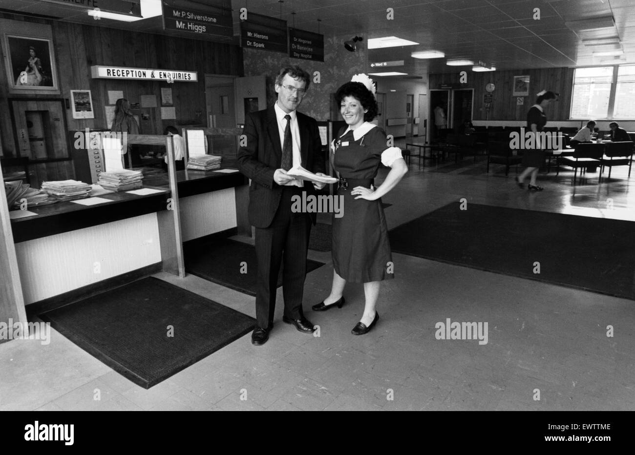 Queen Elizabeth Hospital, sceriffo Hill, Gateshead, Inghilterra. 1 settembre 1989. Tony Byrne e Suor Giovanna Murray, raffigurato nella zona della reception. Foto Stock