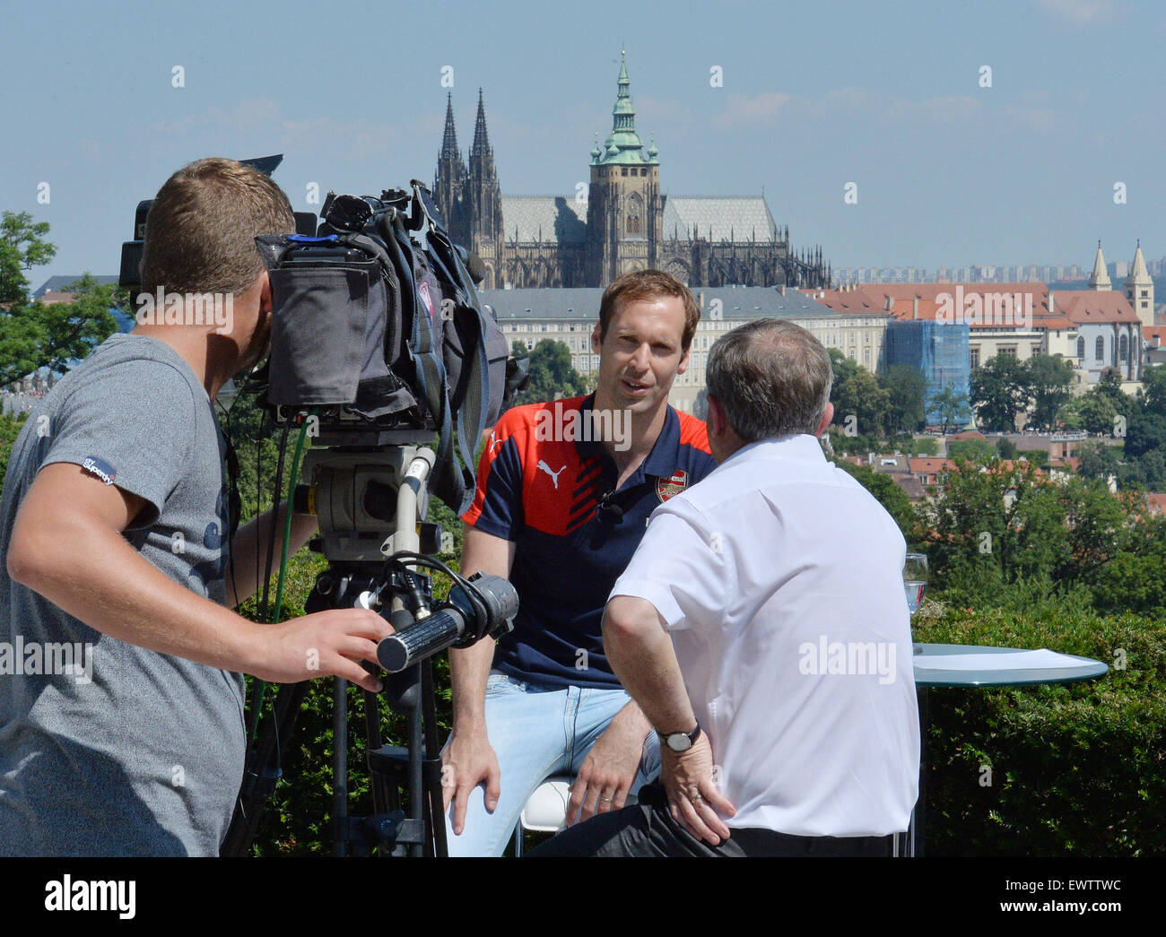 Praga, Repubblica Ceca. 1 Luglio, 2015. Portiere ceco Petr Cech parla durante la conferenza stampa a Praga Repubblica Ceca, Luglio 1, 2015. Petr Cech dice che è stata la decisione più difficile della sua carriera di concordare un trasferimento dal Chelsea dopo 11 anni di successo alla Premier League inglese rivale Arsenal. Parlando ai giornalisti due giorni dopo è stato firmato dall'Arsenal per la segnalazione di una tassa di circa 11 milioni di sterline. Cech dice che ha ricevuto diverse offerte ma per rimanere in Premier League è stata un altro fattore chiave. Credito: Michal Dolezal/CTK foto/Alamy Live News Foto Stock