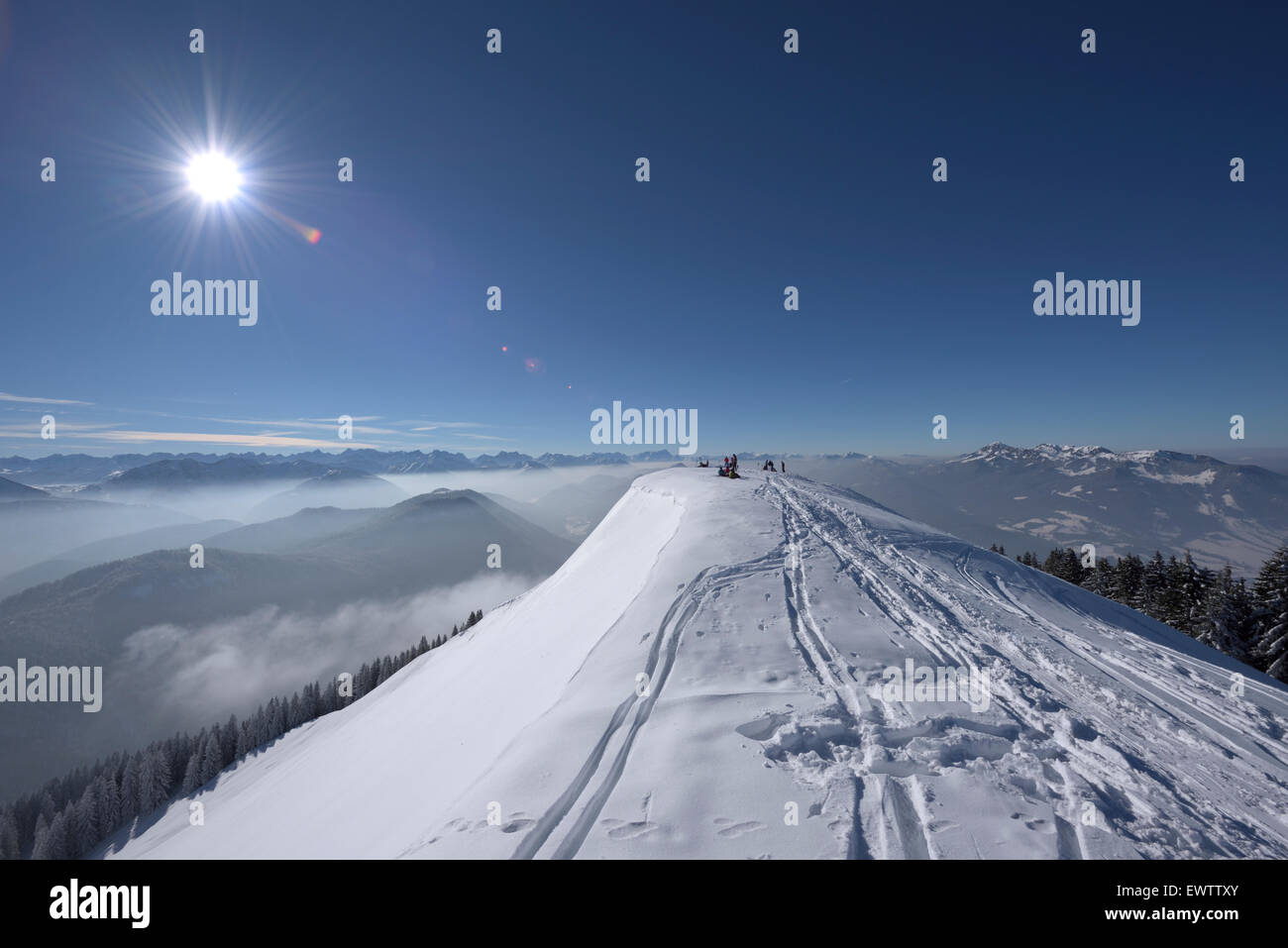 Piste da sci che portano alla ski tourer godendo il sole e il panorama di Schoenberg, caduta, Germania Foto Stock