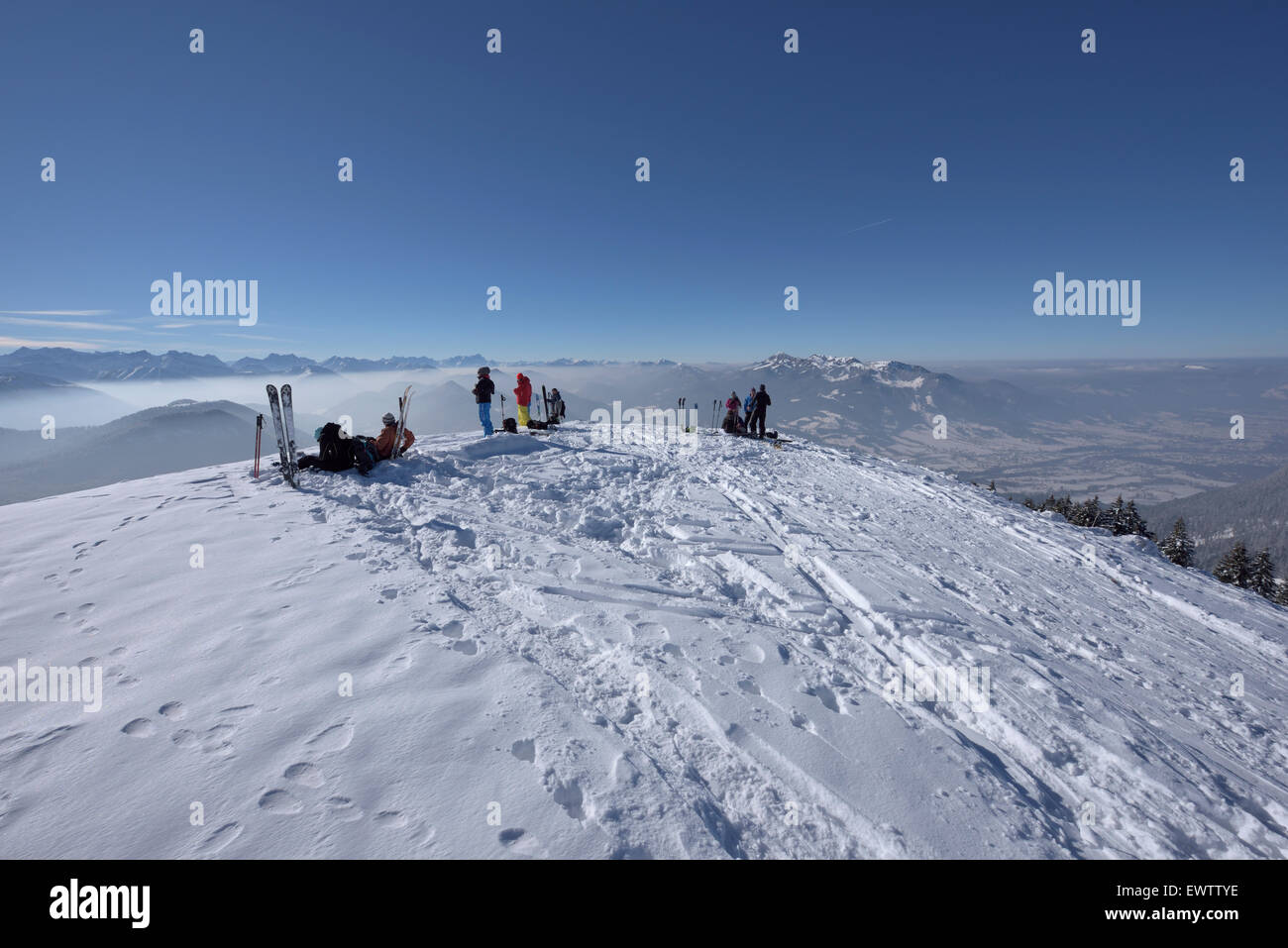 Ski tourer godendo il sole e il panorama di Schoenberg, caduta, Germania Foto Stock