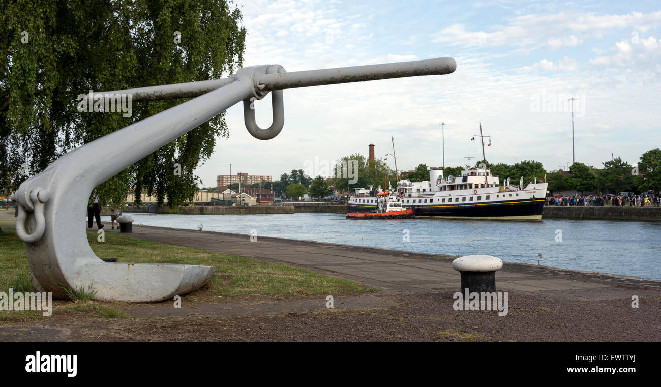 La vela inaugurale della MV Balmoral in seguito ad un riattacco e lavori di rinnovo in Bristol. Ha foglie Bristol docks all'Avon. Foto Stock