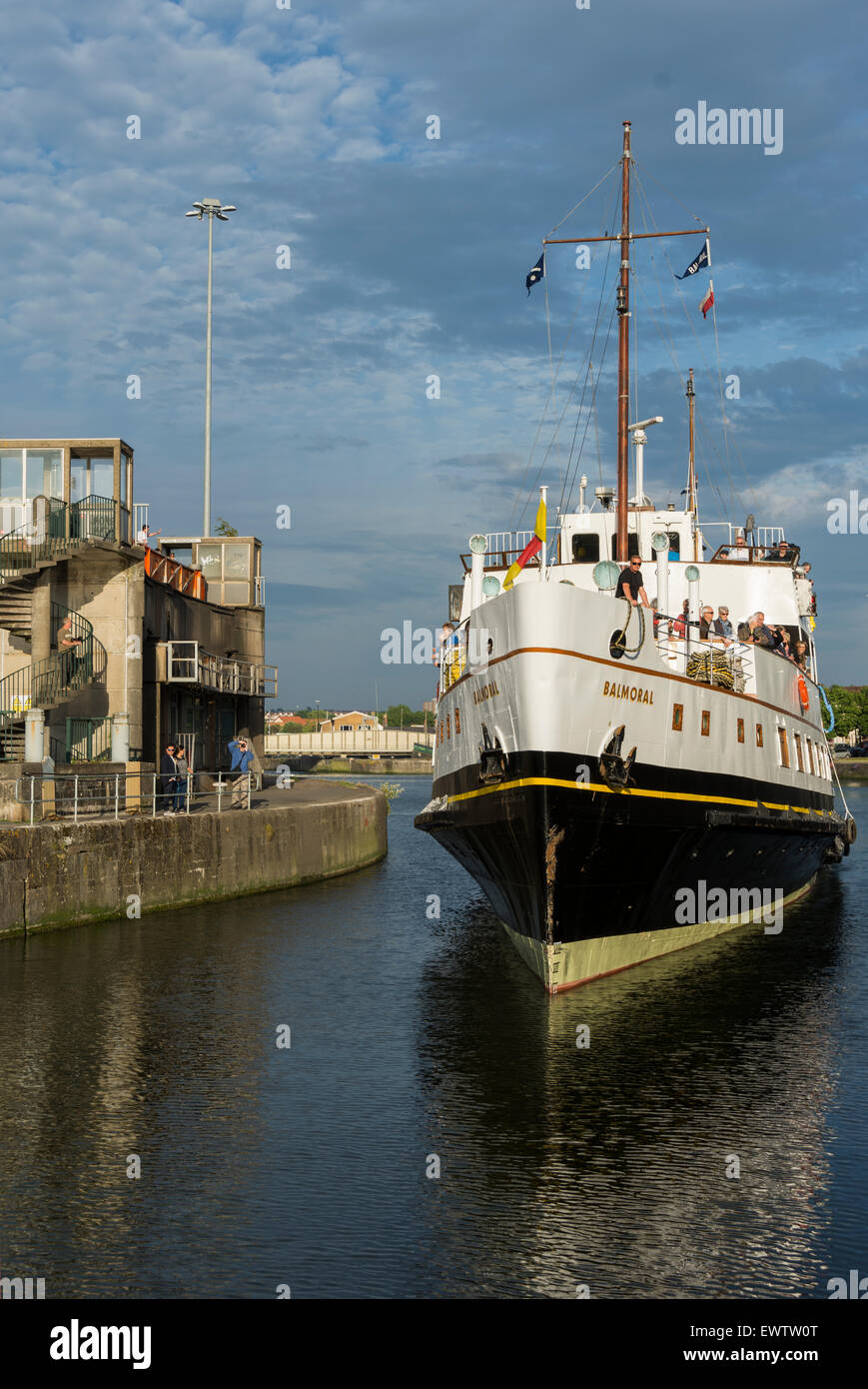 La vela inaugurale della MV Balmoral in seguito ad un riattacco e lavori di rinnovo in Bristol. Ha foglie Bristol docks all'Avon. Foto Stock