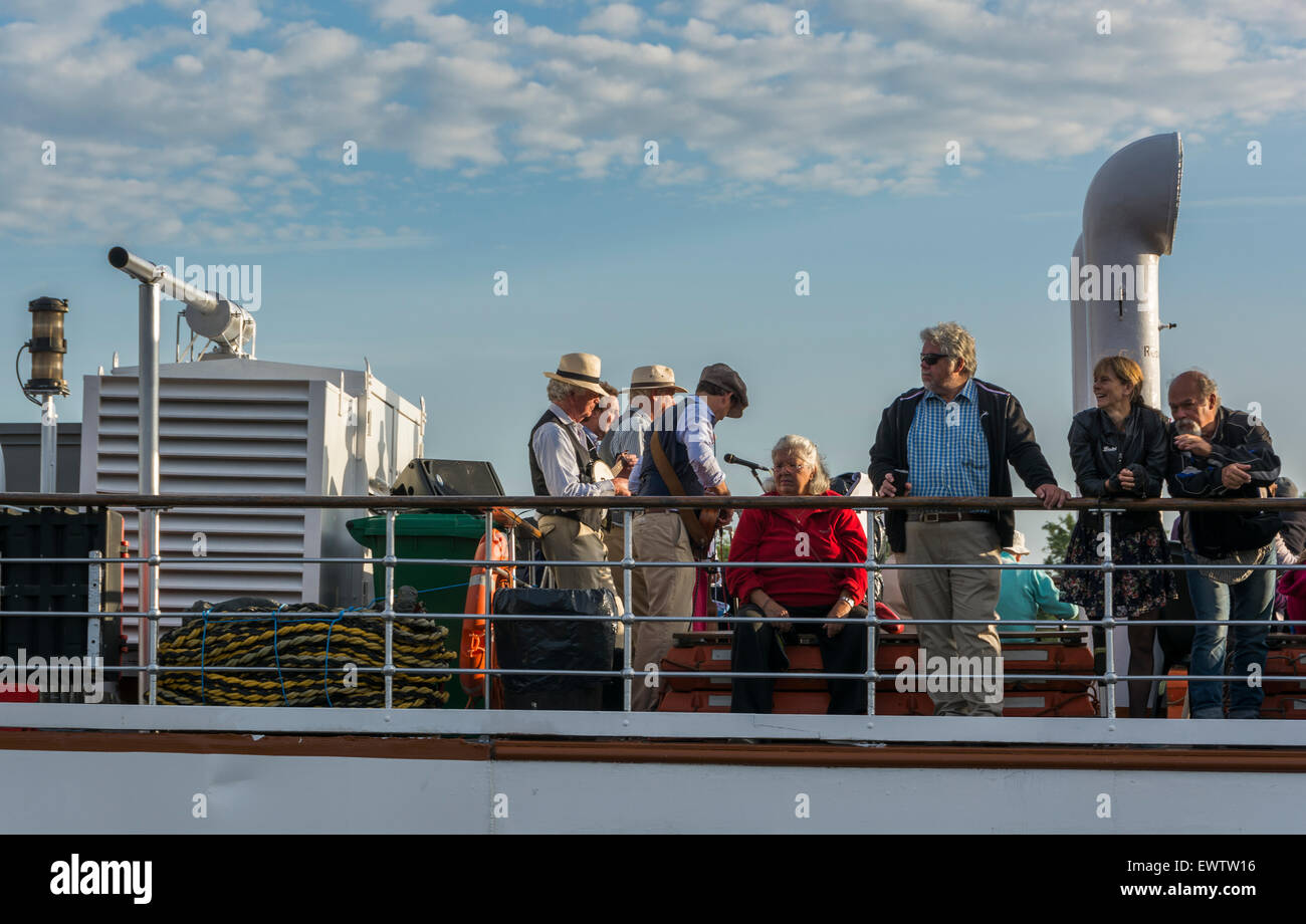 La vela inaugurale della MV Balmoral in seguito ad un riattacco e lavori di rinnovo in Bristol. Ha foglie Bristol docks all'Avon. Foto Stock