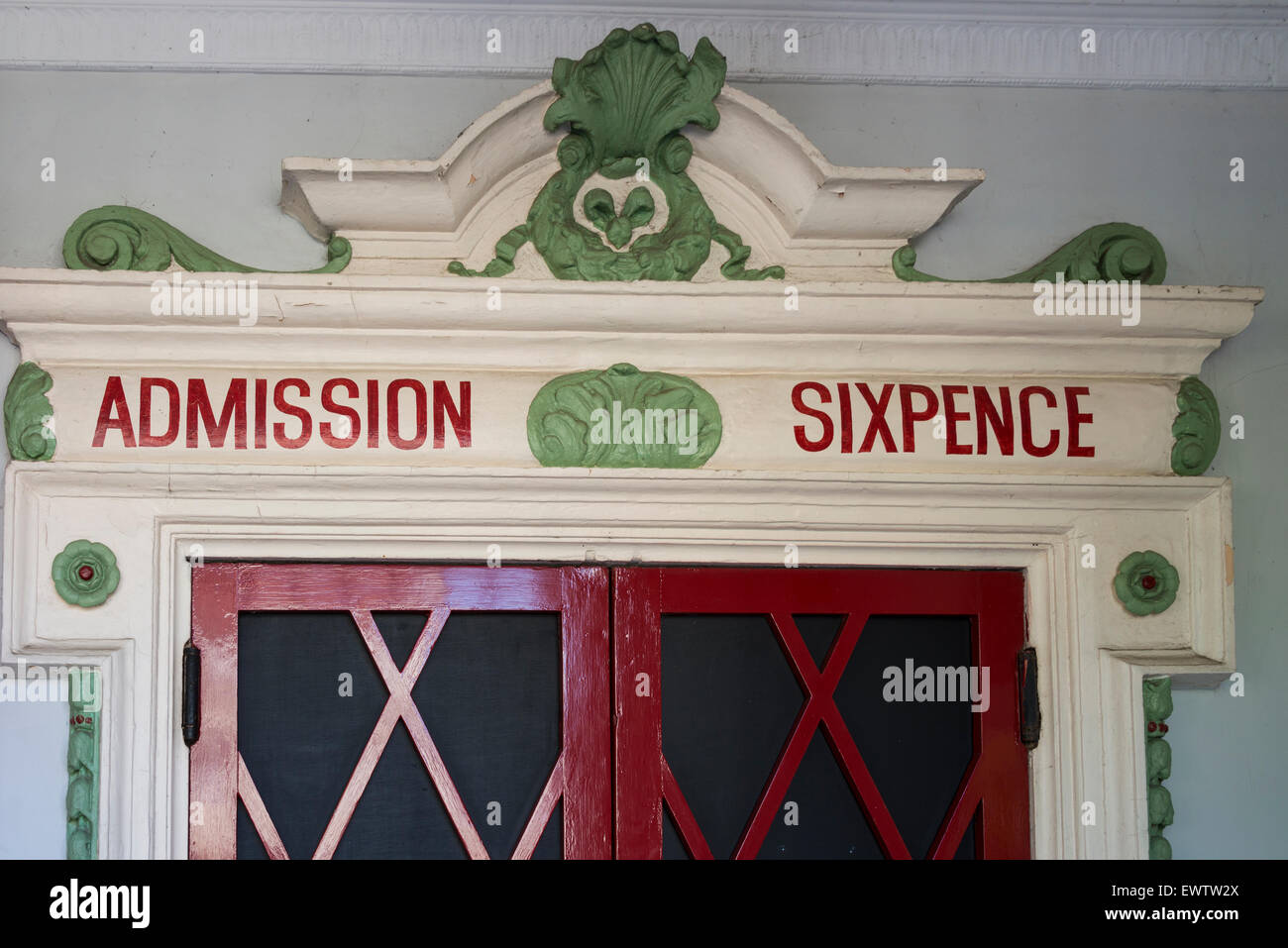 Porta di ingresso a 1920's Palazzo elettrico Cinema, King's Quay Street, Harwich, Essex, Inghilterra, Regno Unito Foto Stock