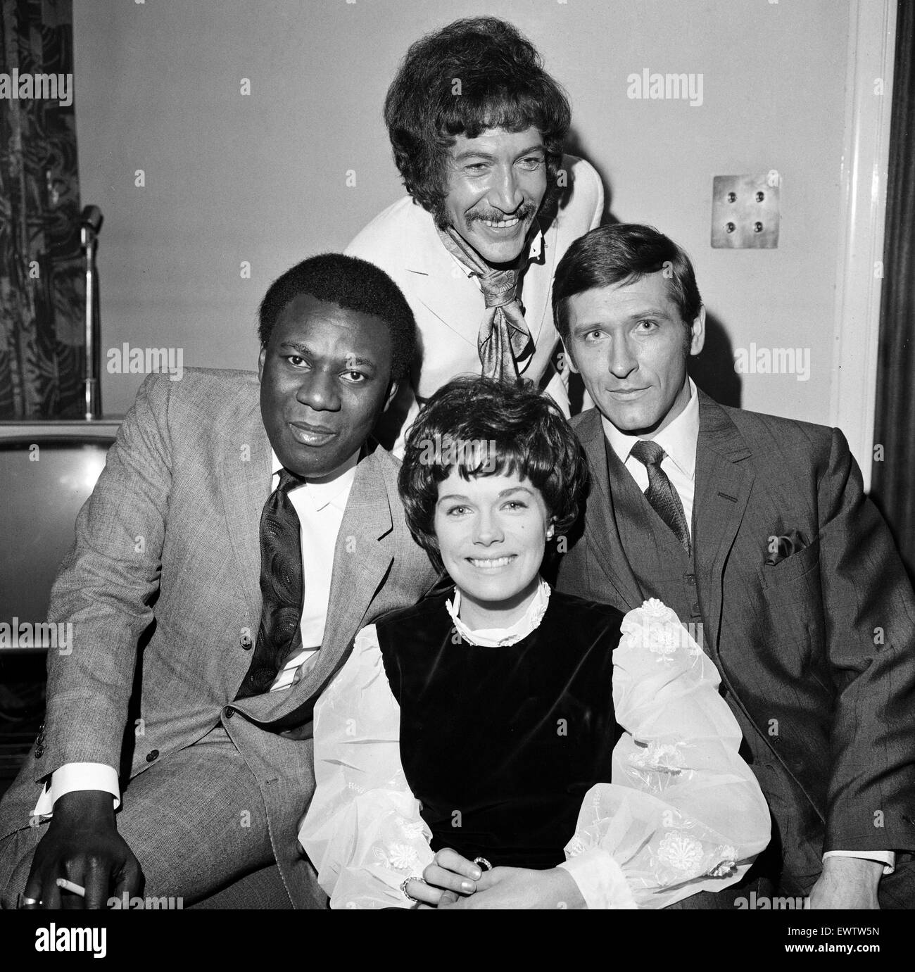 Membri del cast del nuovo ATV detective film della serie 'REPARTO S' interpretato da sinistra a destra: Dennis Alba Peters, Peter Wyngarde, Joel Fabiani e rosmarino Nichols (fondo). Il 7 gennaio 1969. Foto Stock