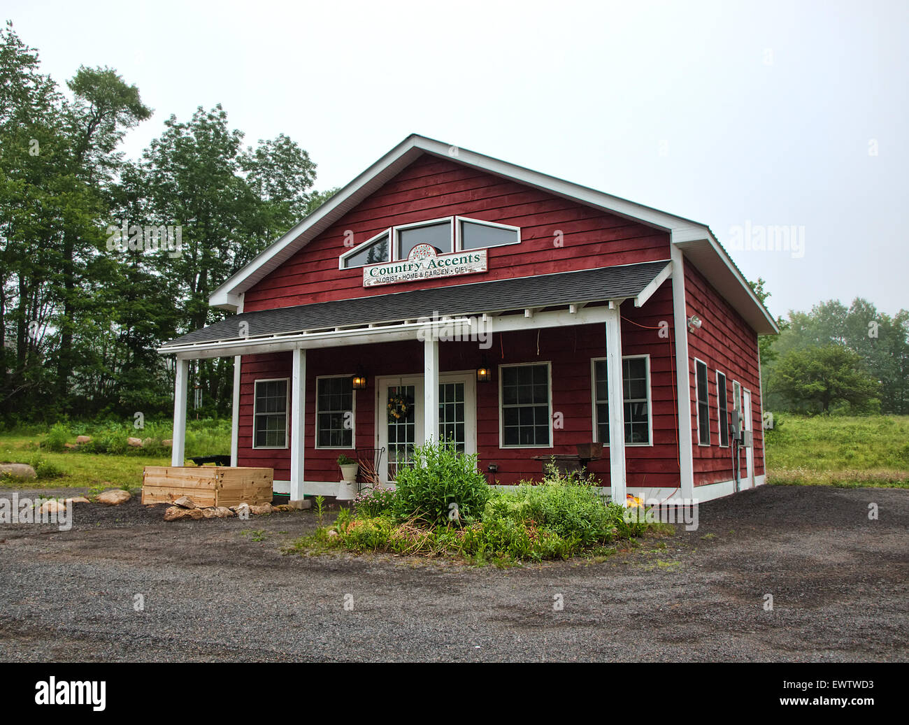 Paese accenti, una piccola casa e il giardino negozio nell'Adirondack State Park, New York Foto Stock