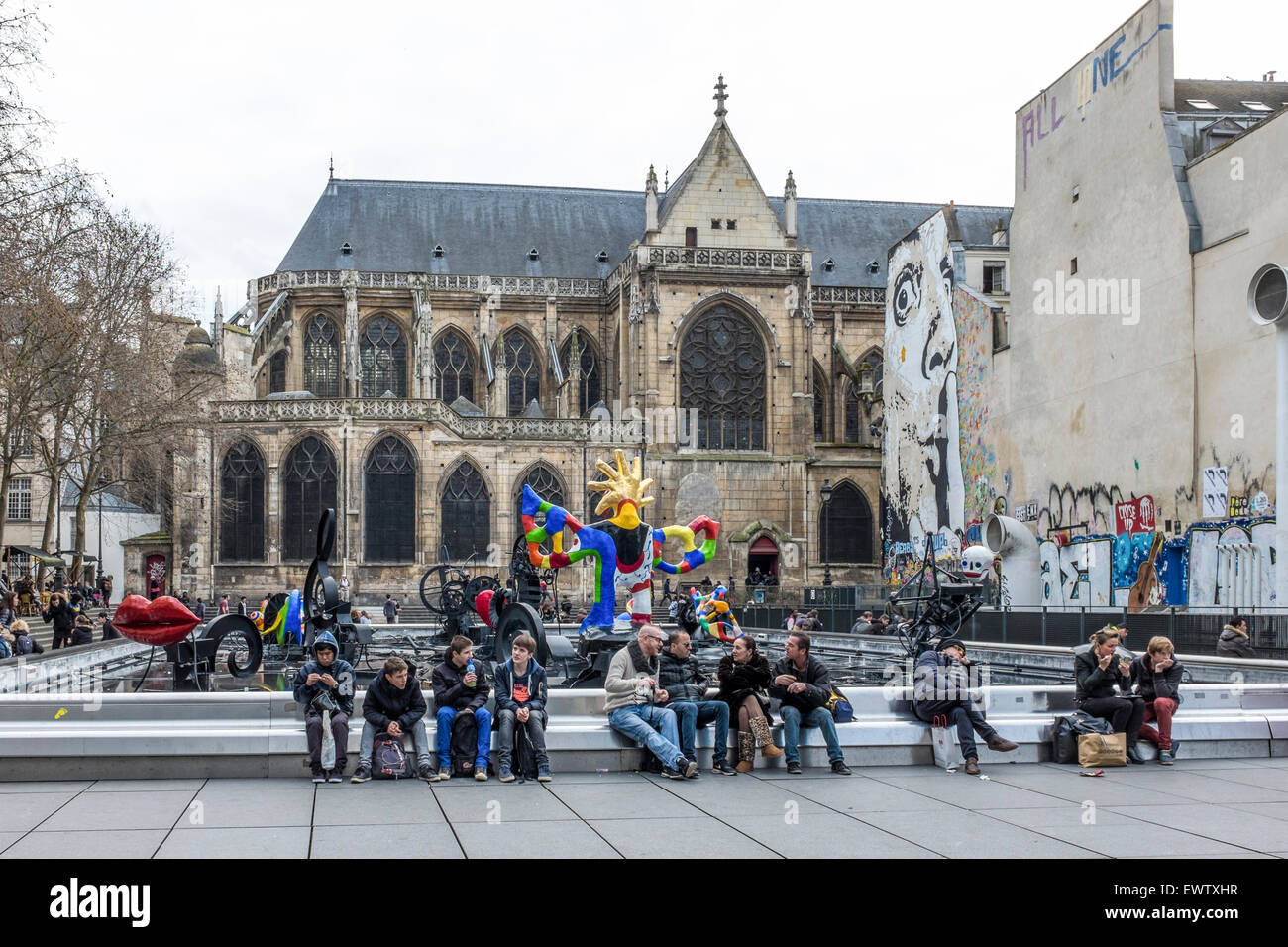 L'Eglise Saint-Merri chiesa, Fontana Stravinsky con opere d'arte in movimento e la spruzzatura di acqua , Urban street art di Jef e persone Foto Stock
