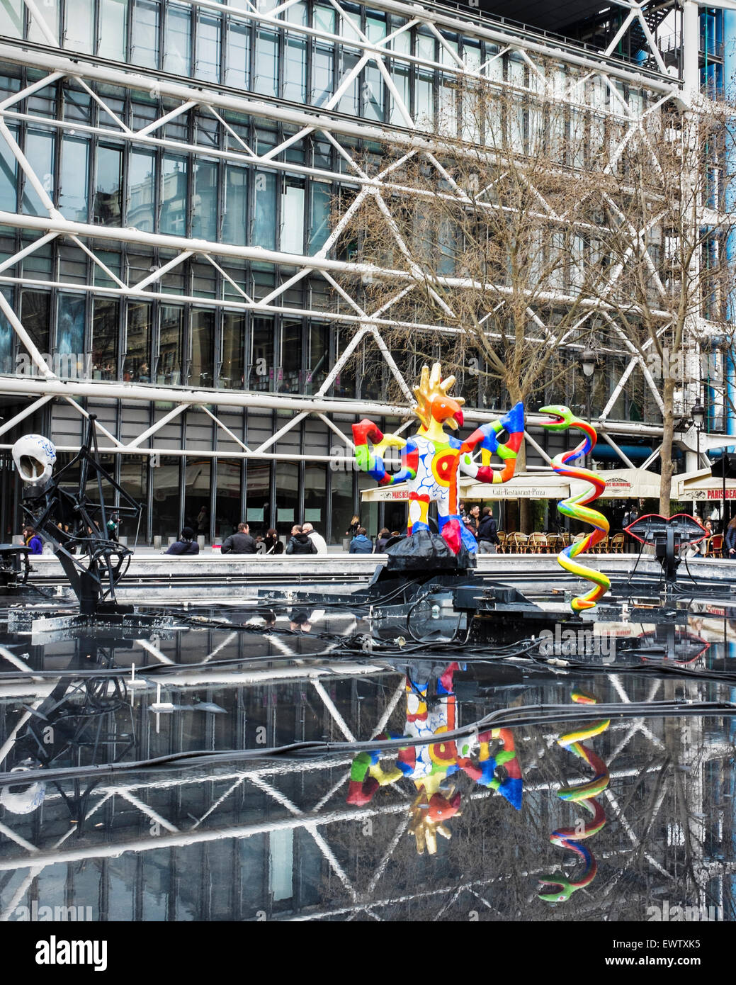 Fontana Stravinsky in movimento e la spruzzatura di acqua con 16 colorate opere di scultura da artisti Niki Saint Phalle e Jean Tinguely Foto Stock