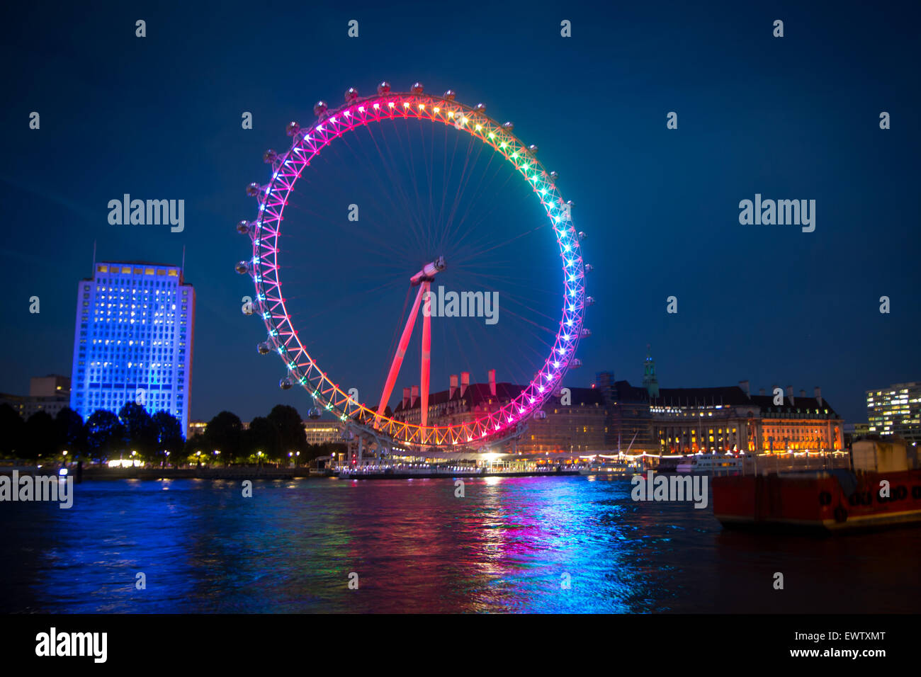 London Eye accesa in arcobaleno di orgoglio di Londra 2015 Foto Stock