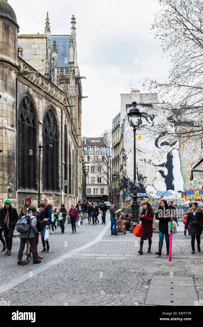 Paris l' Eglise Saint-Merri francese gotica chiesa cattolica romana e Urban street art di Jef, volto con il dito indice sulla bocca Foto Stock