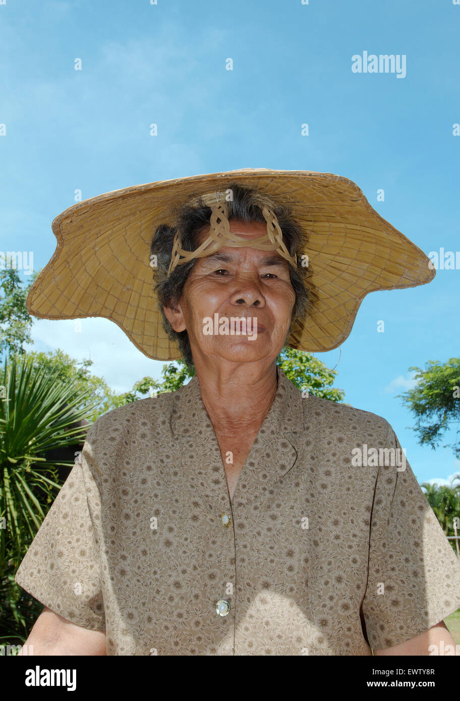 Un'anziana donna Thai pulisce chicco di riso, Loei provincia, Thailandia Foto Stock