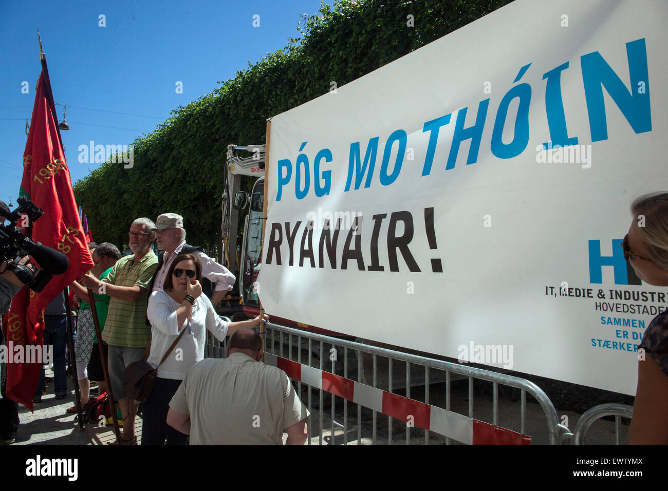 Copenhagen, Danimarca, Luglio 1st, 2015: dimostrazione presso il danese la Corte del lavoro di Copnhagen. Il Tribunale del lavoro di questo pomeriggio si è pronunciata nei casi tra Ryanair e LO, la Confederazione Danese dei sindacati. Credito: OJPHOTOS/Alamy Live News Foto Stock