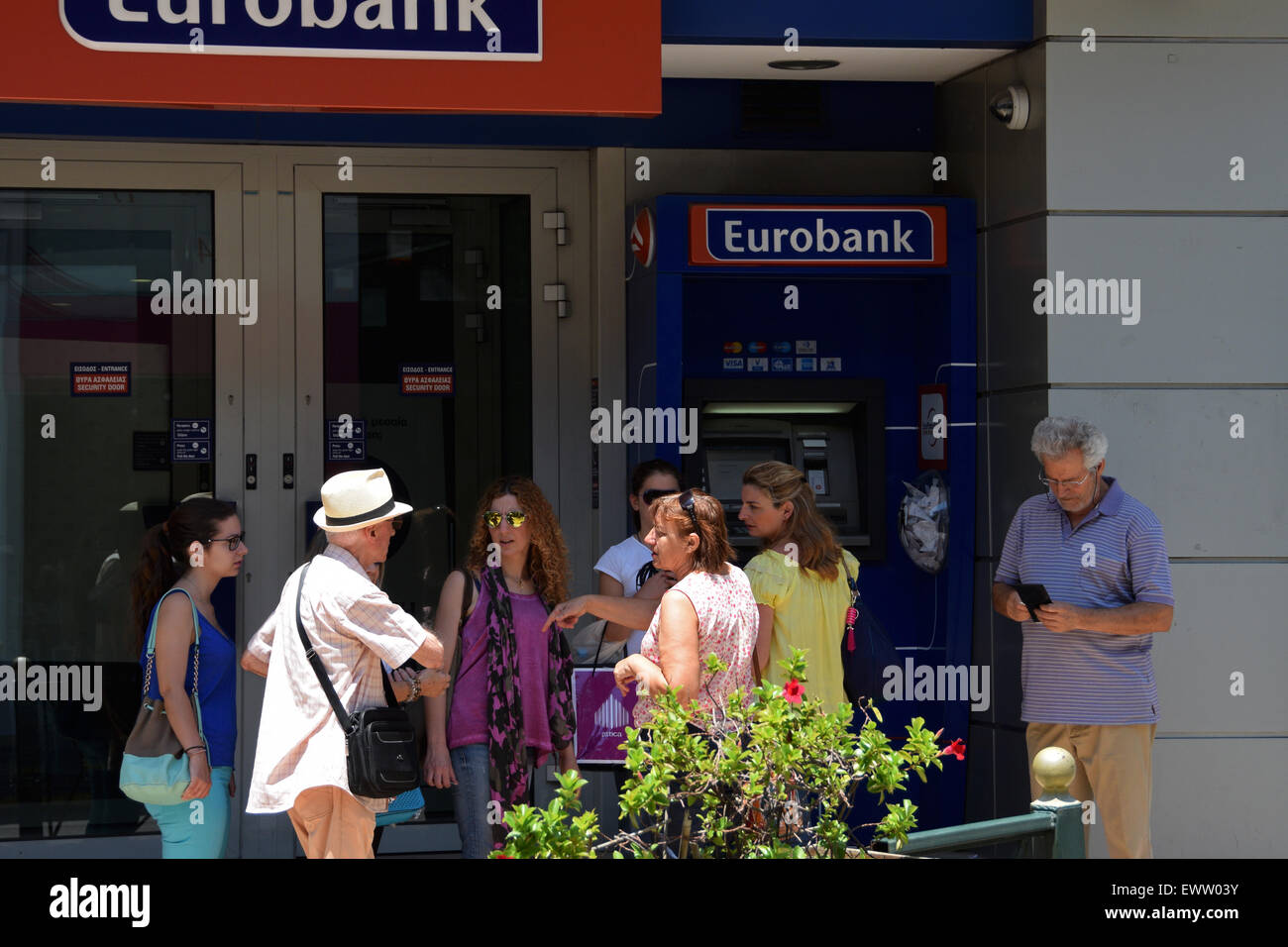 Persone alla banca greca atm informa di un turista che quotidianamente Limite contante per i controlli dei capitali non si applica alle carte di credito emessi all'estero. Foto Stock