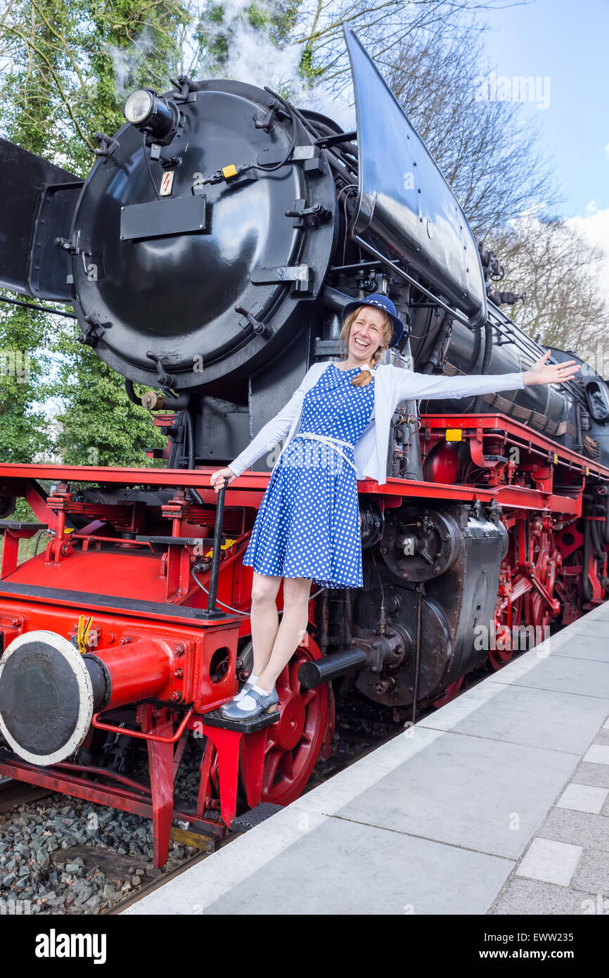 Unione donna di mezza età che esprimono la felicità per la libertà e la pace sul treno a vapore Foto Stock