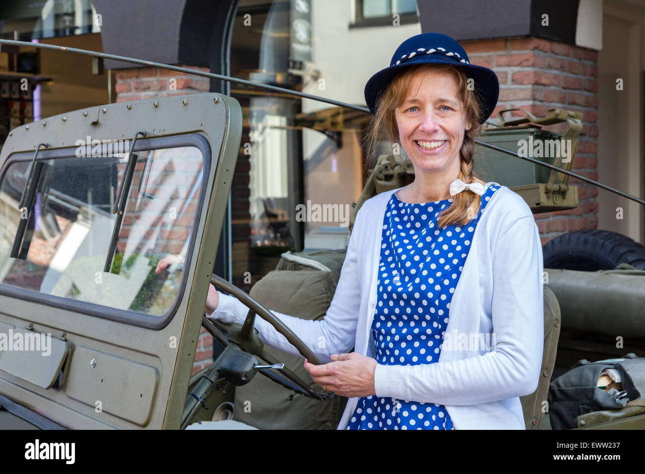 Unione donna di mezza età dello sterzo jeep militari per celebrare il giorno della liberazione Foto Stock