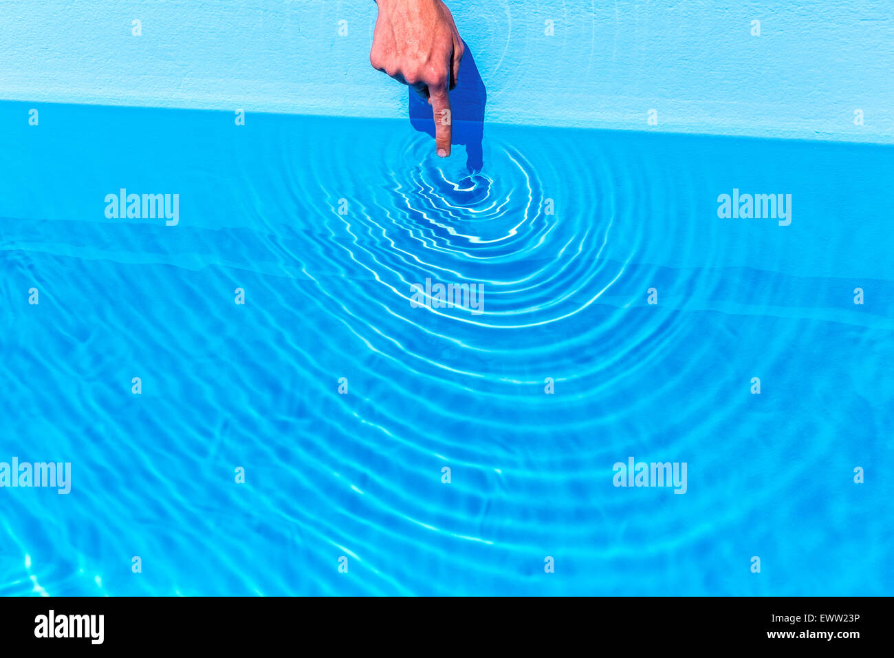 Indice onde rendere come cerchi in blu piscina Foto Stock