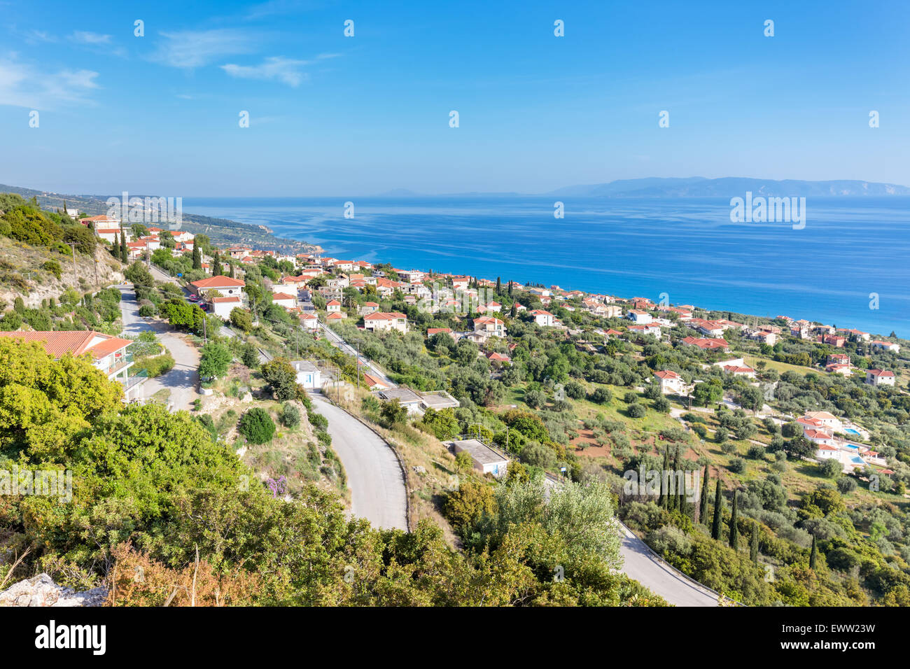 Villaggio greco che mostra le case a costa vicino mare blu in Grecia KEFALONIA Foto Stock