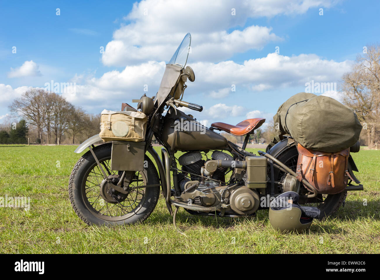 Vecchio militare americano moto parcheggiata su erba per esposizione in natura Foto Stock