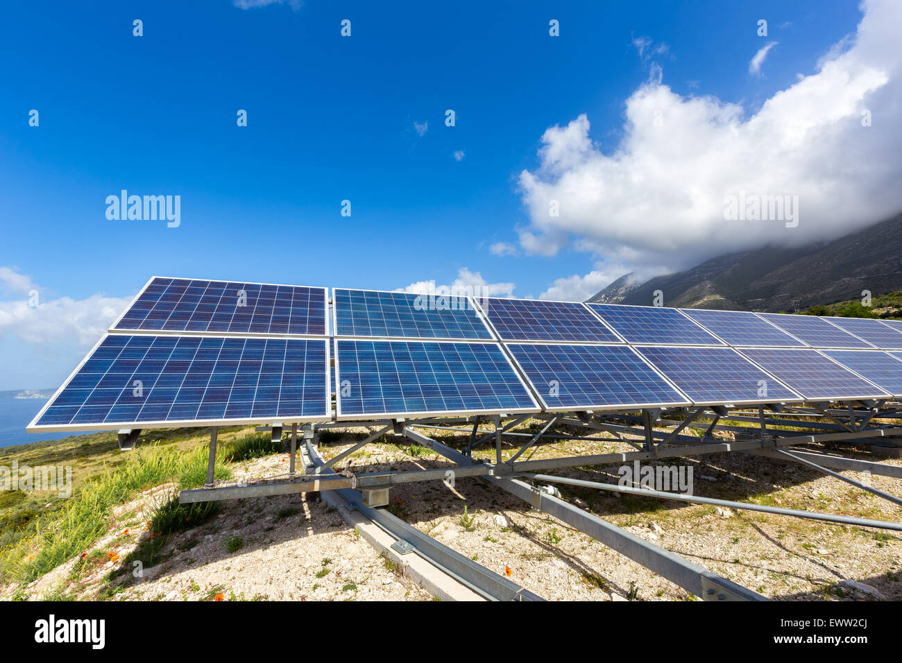 Riga blu di pannelli solari sulla montagna in Grecia con cielo blu Foto Stock