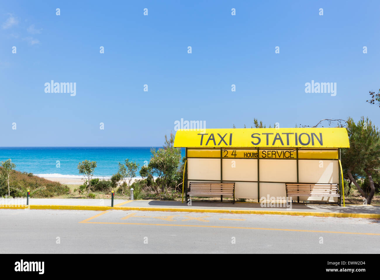 Stazione dei taxi vicino a la spiaggia e il mare a Costa in Grecia KEFALONIA Foto Stock