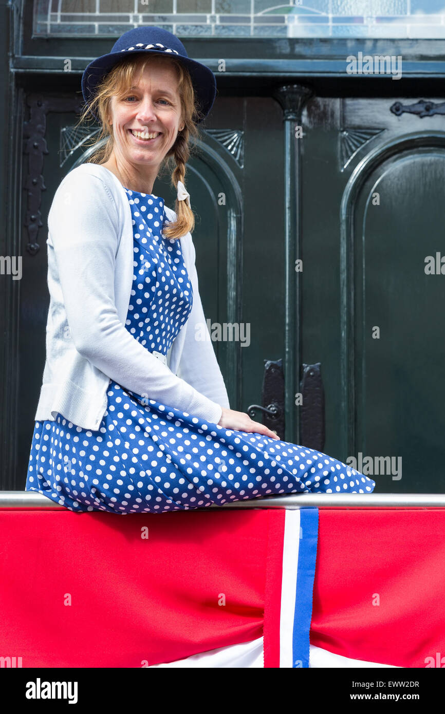 Caucasian donna di mezza età in un vecchio stile vestiti con bandiera olandese per celebrare il giorno della liberazione Foto Stock