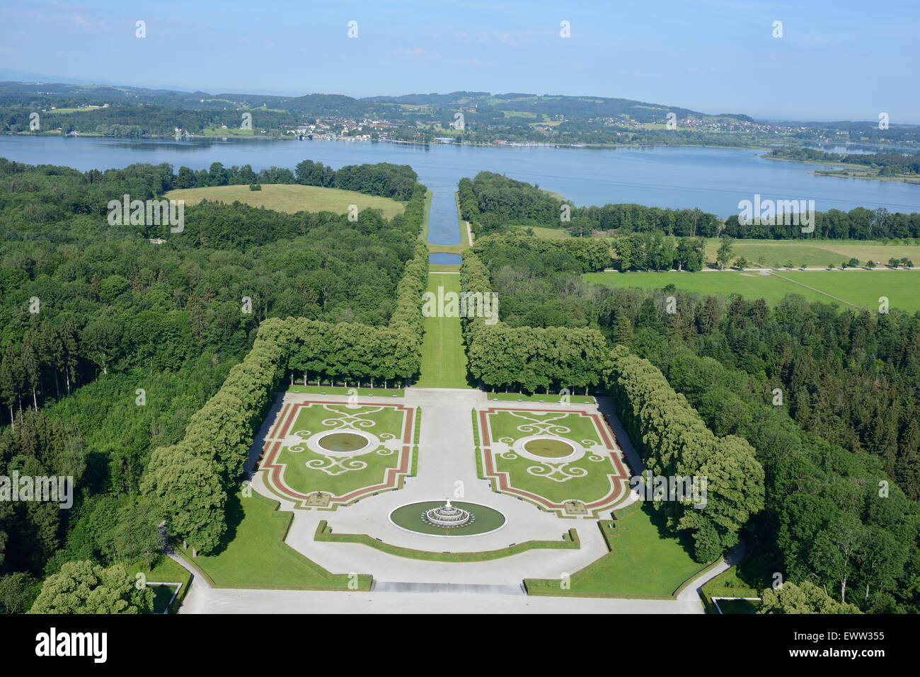 VISTA AEREA. Giardino del Palazzo Herrenchiemsee. Isola di Herreninsel, Lago di Chiemsee, Baviera, Germania. Foto Stock