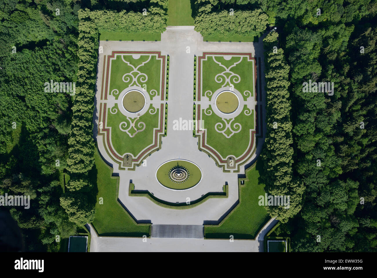 VISTA AEREA. Faccia felice al Giardino del Palazzo Herrenchiemsee. Isola di Herreninsel, Lago di Chiemsee, Baviera, Germania. Foto Stock