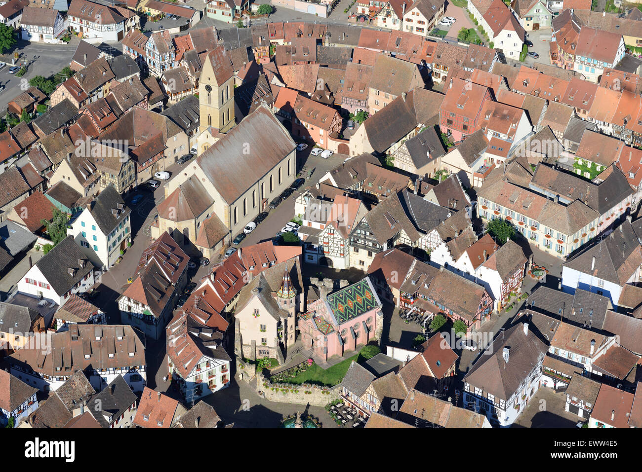 VISTA AEREA. Eguisheim: Etichettato uno dei più bei villaggi della Francia e eletto il più bel villaggio della Francia nel 2013, Alsazia, Grand Est, Francia. Foto Stock