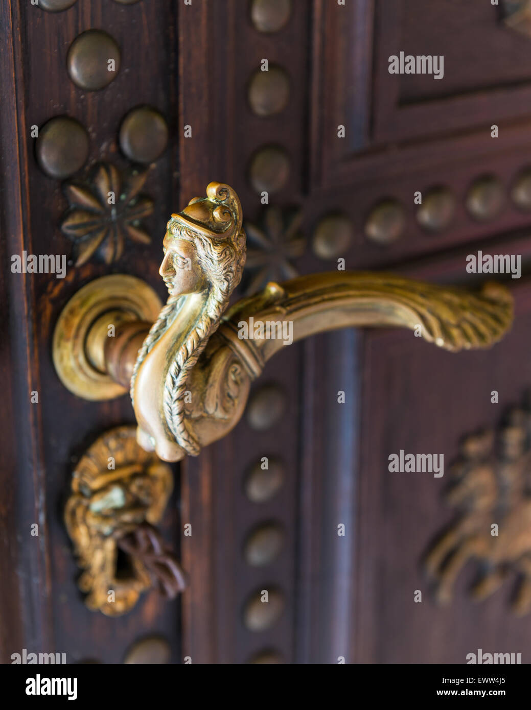 Dettaglio di figureheaded maniglia della porta Foto Stock
