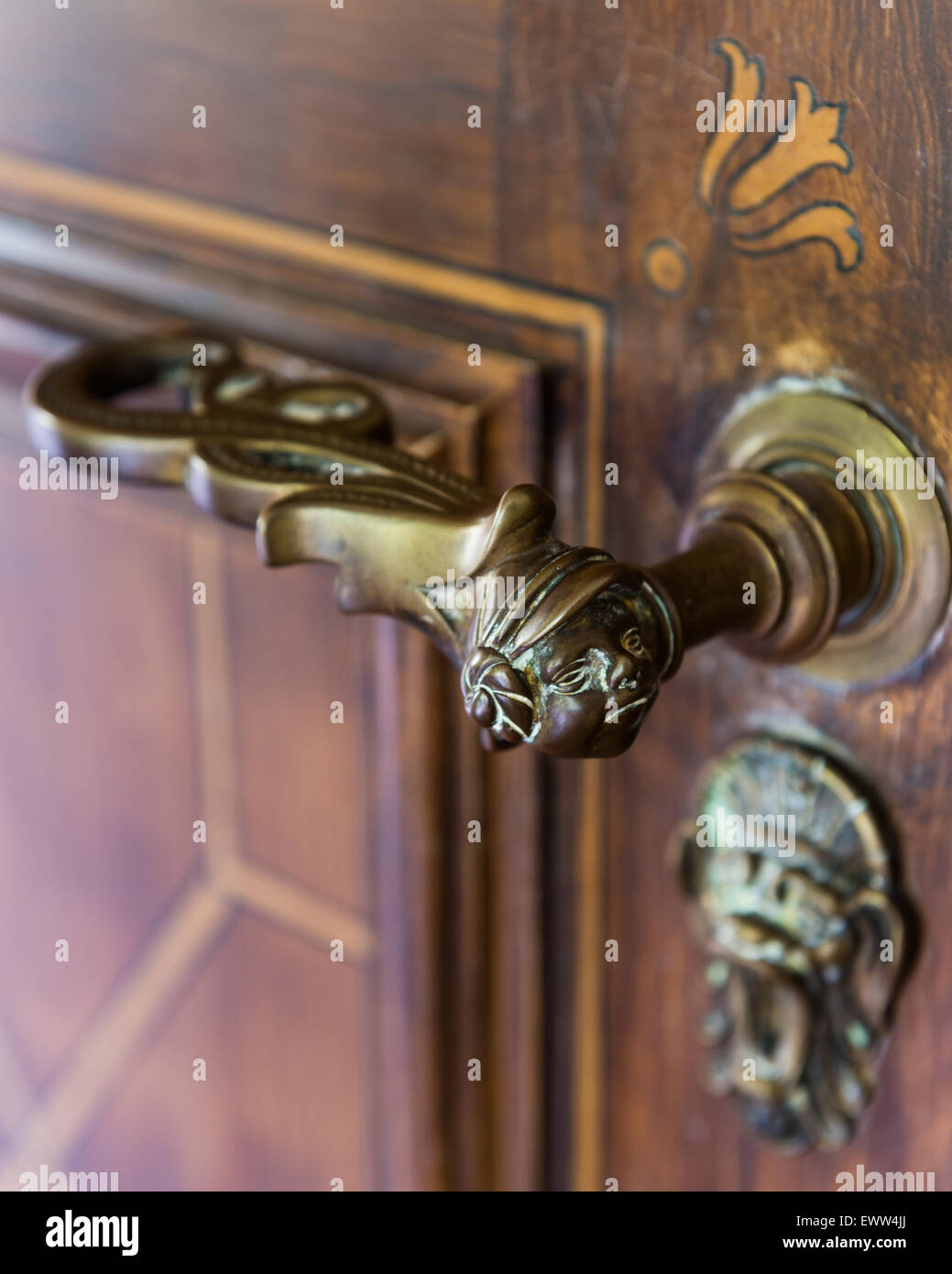 Dettaglio di figureheaded maniglia della porta Foto Stock