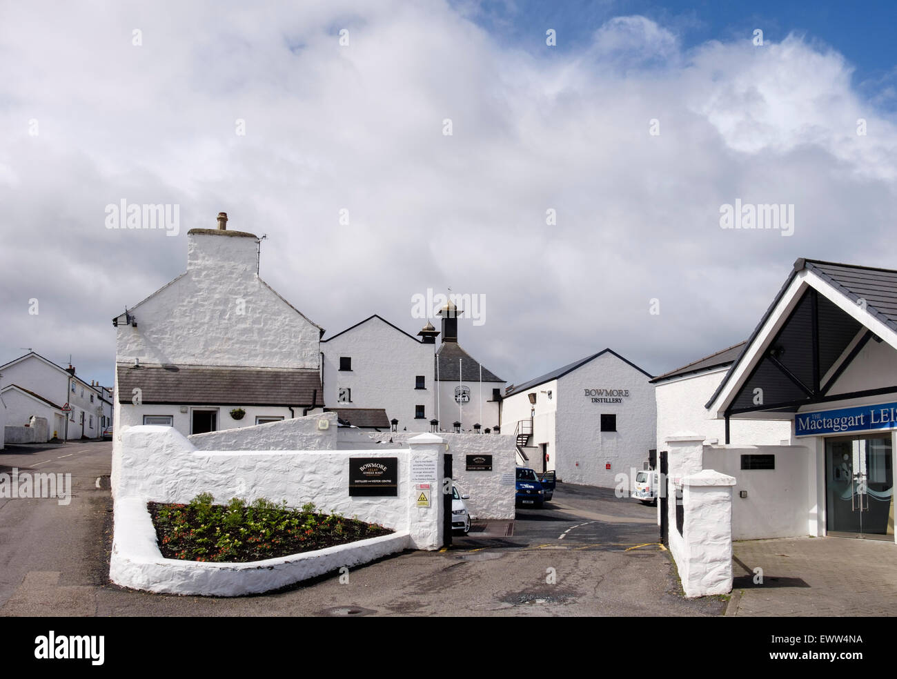 Bowmore whisky distillery rendendo single malt whisky in Bowmore, isola di Islay, Argyll and Bute, Ebridi Interne, Western Isles, Scozia, Regno Unito, Gran Bretagna Foto Stock