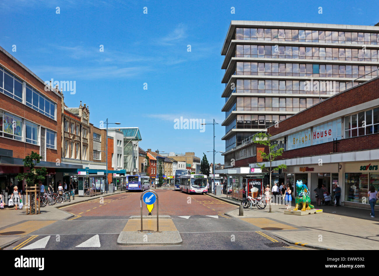 Una vista di St Stephen's Street nel centro della città di Norwich, Norfolk, Inghilterra, Regno Unito. Foto Stock