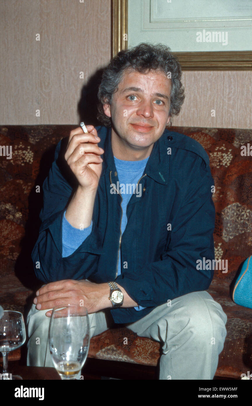 Der deutsche Schauspieler Michael Ee bei einer Zigarette, Deutschland 1980er Jahre. Attore tedesco Michael Ee avente una sigaretta, Germania degli anni ottanta. Foto Stock