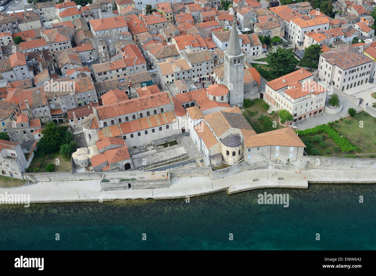 VISTA AEREA. Basilica Eufrasiana. È un sito patrimonio dell'umanità dell'UNESCO. Porec (noto anche come Parenzo, il suo nome italiano), Istria, Croazia. Foto Stock