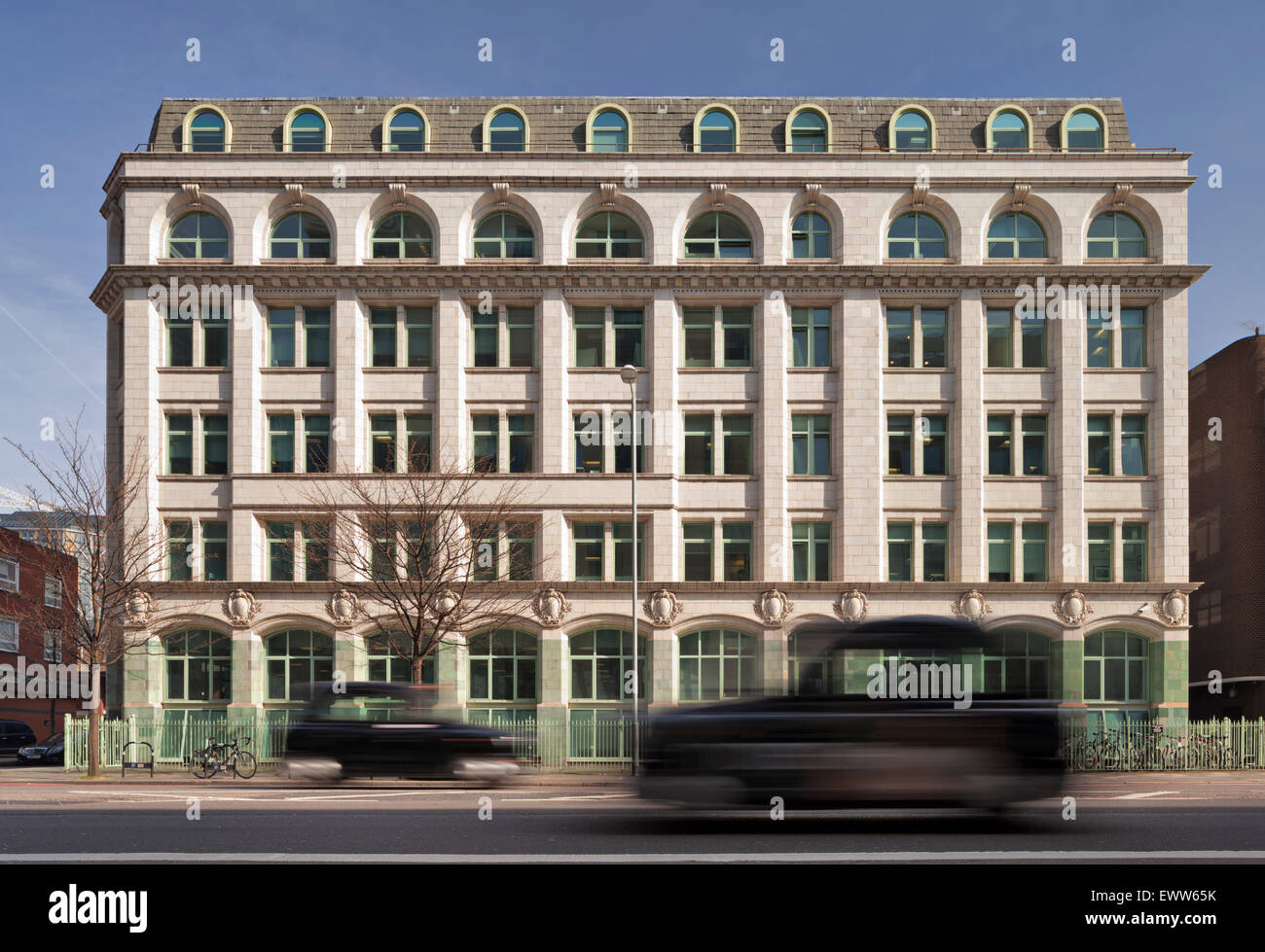 KAE office su Blackfriars Road con due London Black Cabs. Foto Stock