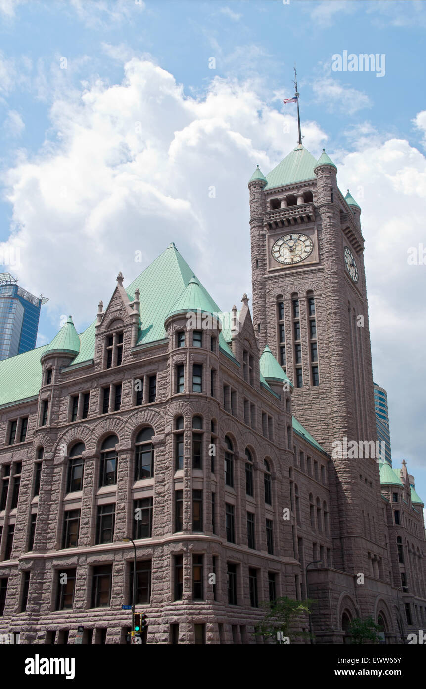 Storica città di Minneapolis hall o Hennepin County Courthouse angolo e campanile di richardsonian architettura romanica Foto Stock