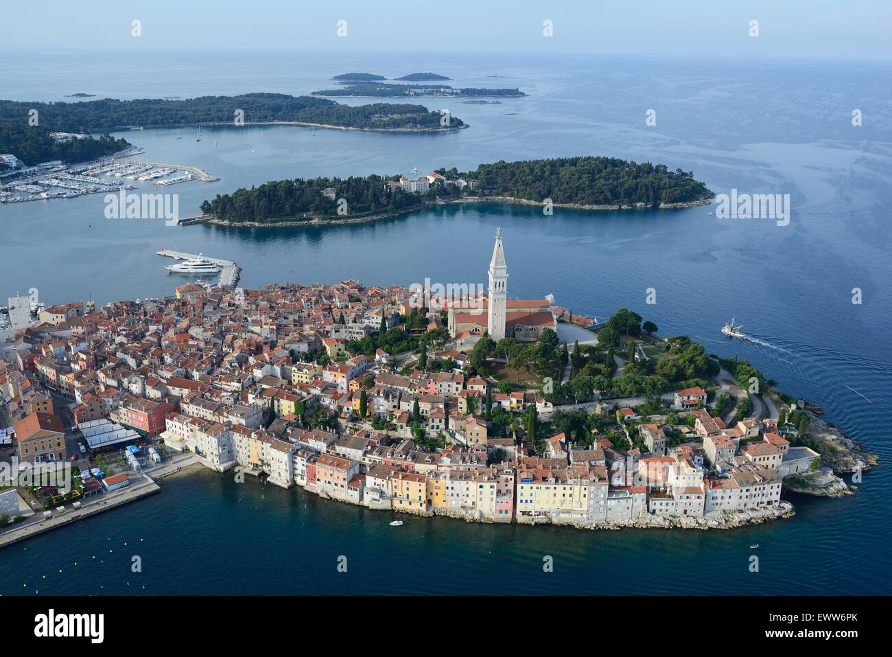 VISTA AEREA. La Chiesa di Sant'Eufemia coronava la città vecchia di Rovigno (chiamata anche Rovigno), situata su una pittoresca penisola. Istria, Croazia. Foto Stock