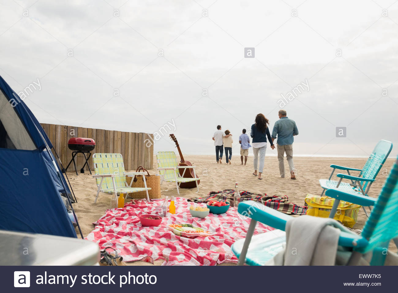 Amici a piedi da picnic sulla spiaggia Foto Stock