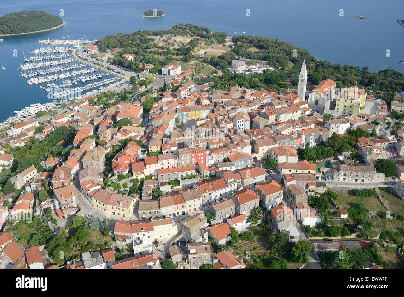 VISTA AEREA. Borgo medievale in cima alla collina che domina la costa adriatica. Vrsar (detto anche Orsera, il suo nome italiano), Istria, Croazia. Foto Stock
