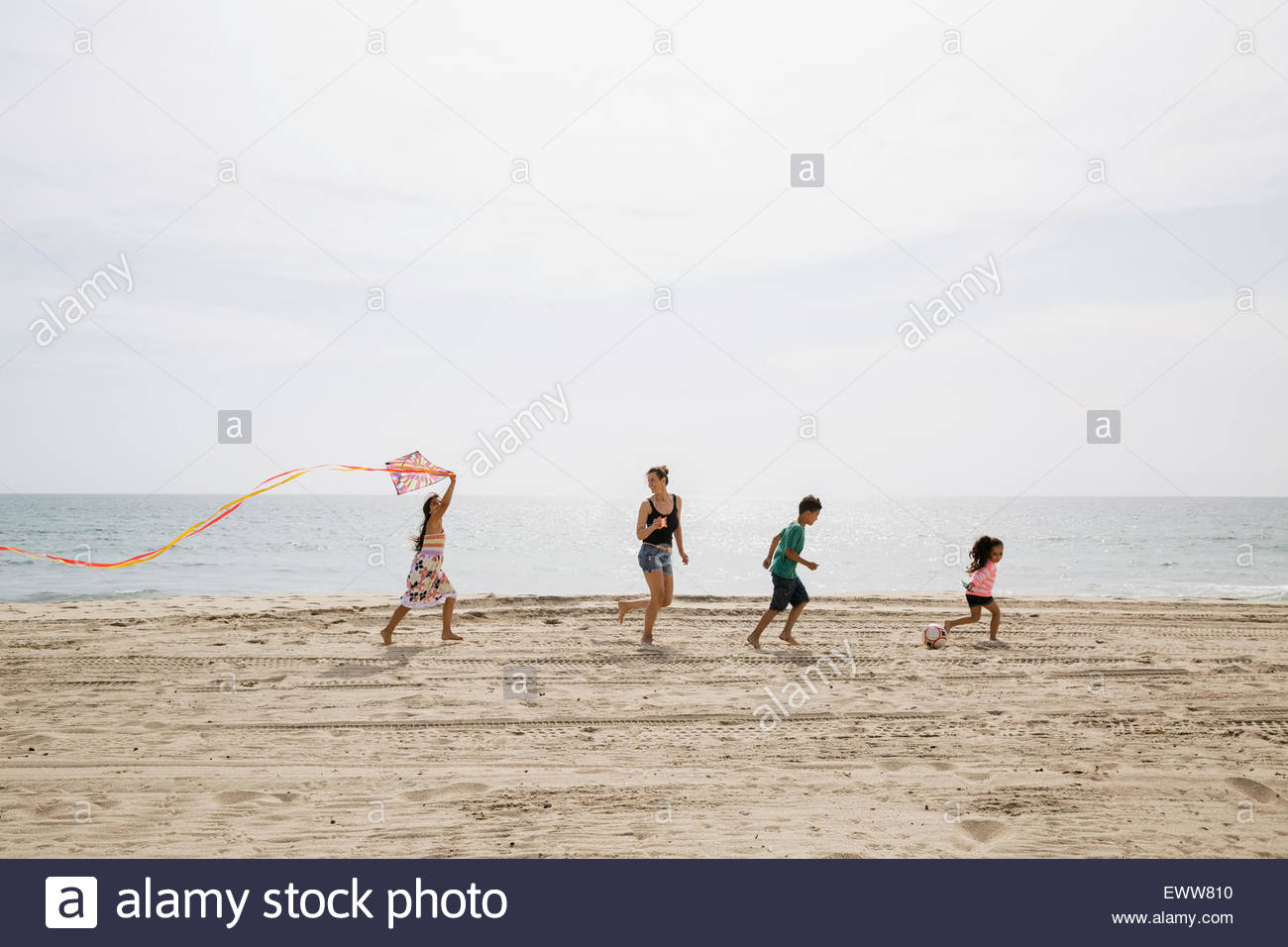 Famiglia aquilone volante di sunny beach Foto Stock
