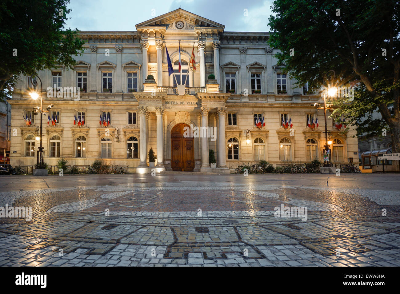 Hotel de Ville, ciottoli Mosaico di pietra, Avignone, Bouche du Rhone, Francia Foto Stock