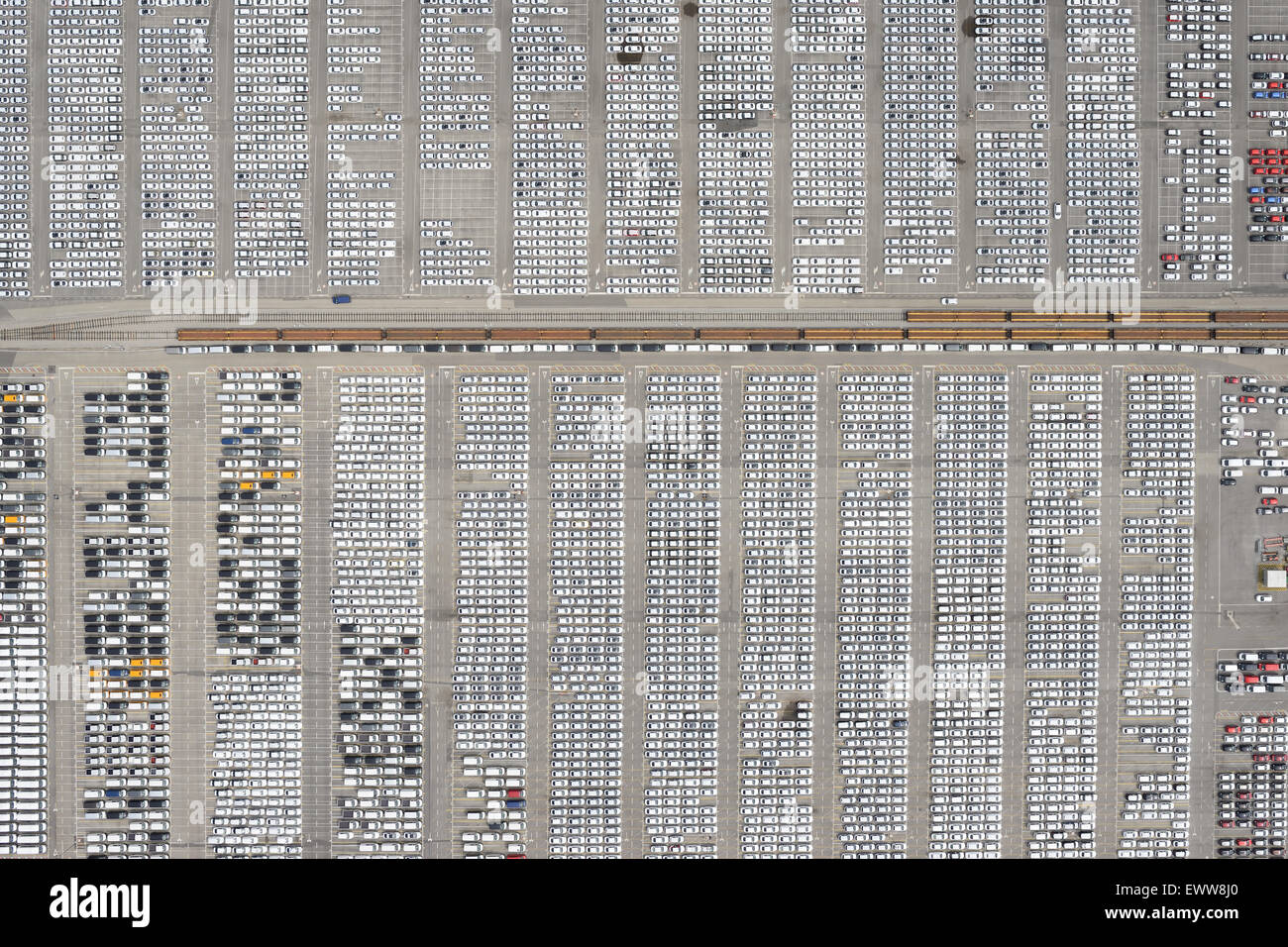 VISTA AEREA VERTICALE. Fabbricate in Slovenia, queste auto francesi e tedesche sono pronte per l'esportazione. Ankaran (noto anche come Ancarano), Slovenia. Foto Stock